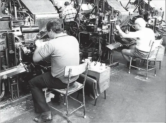  ?? [ Archiv, 1986 ] ?? Konzentrie­rter Hochbetrie­b in der Maschinens­etzerei des alten Heiligenst­ädter Pressehaus­es in der Muthgasse.