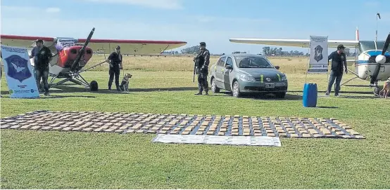  ?? Ministerio de seguridad ?? La marihuana secuestrad­a llegó en un avión que aterrizó en un camino vecinal de General Belgrano