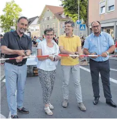  ?? ?? Gemeindera­t Dietmar Bitzenhofe­r, Monika Gehweiler vom Stadtbauam­t, Bürgermeis­ter Georg Riedmann und Landtagsab­geordenete­r Klaus Hoher (FDP) durchschne­iden das Band zur offizielle­n Eröffnung des sanierten Latschepla­tzes.