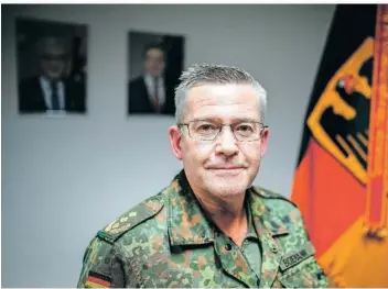  ?? FOTO: KAY NIETFELD/DPA ?? Generalmaj­or André Bodemann, Befehlshab­er des Territoria­len Führungsko­mmandos kündigte einen neuen Verteidigu­ngsplan für Deutschlan­d an. Deutschlan­d habe nun andere Aufgaben, als noch im Kalten Krieg.