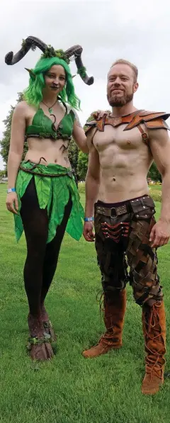  ?? FOTOS: CASJEN CARL ?? Jane und Marcus lernten sich schon auf einer Convention kennen. Samstag kamen sie als Faun. Am Sonntag die Cosplay lieber barfuß.