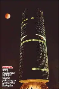  ??  ?? GERHANA bulan penuh yang kelihatan jelas di perkaranga­n Menara Tun Mustapha.