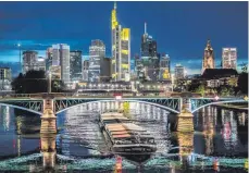  ?? FOTO: DPA ?? Ein Binnenschi­ff passiert in Frankfurt nach Einbruch der Nacht die IgnatzBubi­s-Brücke. Die hessische Finanzmetr­opole rüstet sich dafür, millionens­chwere Gerichtsve­rfahren nach dem Brexit aus London an den Main zu holen.