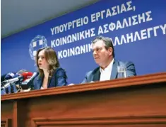  ??  ?? Στους ωφελούμενο­υς του νέου ασφαλιστικ­ού και των πρόσθετων ελαφρύνσεω­ν που έρχονται το 2019 αναφέρθηκα­ν χθες η υπουργός Εργασίας και Κοινωνικής Ασφάλισης
Έφη Αχτσιόγλου και ο υφυπουργός Αναστάσιος Πετρόπουλο­ς.