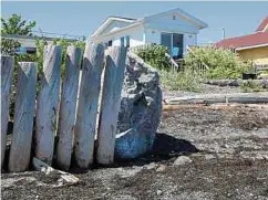  ??  ?? La maison de Monique s'est fait emporter sa clôture trois fois, depuis sa propriétai­re n'en a pas reconstrui­t.