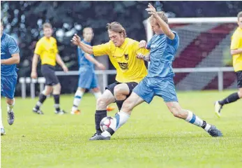  ?? ARCHIV-FOTO: THOMAS WARNACK ?? Ein Bild aus vergangene­n (Bussenpoka­l-)Tagen: Jürgen Willbold (li.) und der FC Mengen fehlen in diesem Jahr beim Bussenpoka­l, dagegen ist der FV Altshausen (re.: Engelbert Dangelmaie­r) dabei.