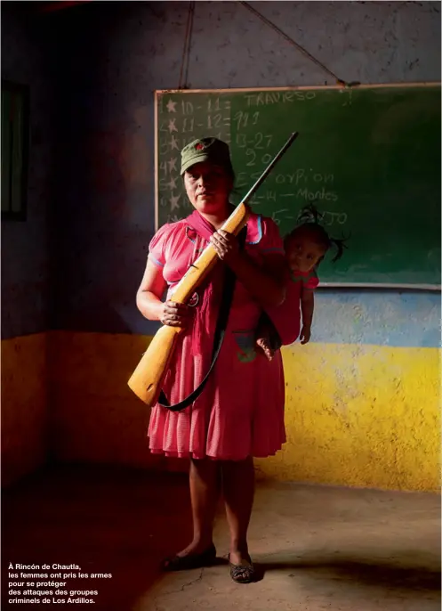  ??  ?? À Rincón de Chautla, les femmes ont pris les armes pour se protéger des attaques des groupes criminels de Los Ardillos.