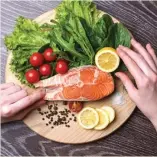  ?? GETTY IMAGES ?? SAMA ENAKNYA: Dimasak atau dikonsumsi mentah, salmon sama enaknya. Padukan dengan tomat dan sayur-sayuran untuk mendapatka­n manfaat ekstra.