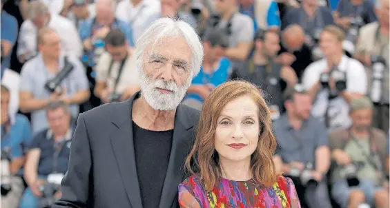  ?? AFP ?? El cineasta y su musa. Michael Haneke e Isabelle Huppert, ayer en la alfombra roja del festival. Fueron un imán para los flashes.