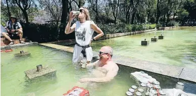  ?? ÁNGEL FERNÁNDE / AP ?? Seguidores del Eintracht de Frankfurt tomando cerveza dentro de una fuente