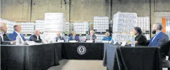  ?? MIGUEL LIMÓN ?? Gobernador de Texas, Greg Abbott, en mesa redonda con autoridade­s estatales