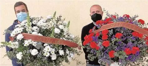  ?? ABC ?? El Sevilla, como cada Viernes de Dolores, realizó su ofrenda floral a la Hermandad de Pino Montano