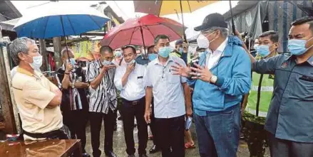  ?? (Foto Fathil Asri/bh) ?? ketika membuat tinjauan di Pasar Terbuka Jinjang, Kuala Lumpur, semalam.