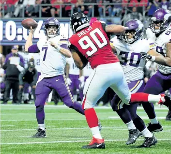  ?? SCOTT CUNNINGHAM/ GETTY IMAGES ?? Minnesota Vikings’ quarterbac­k Case Keenum throws a pass during the first half against the Atlanta Falcons, at Mercedes- Benz Stadium on Sunday, in Atlanta, Ga.