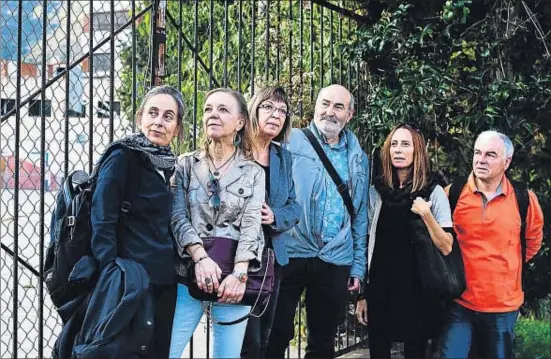  ?? LAURA GUERRERO ?? Lidia Gil, M.ª Ángeles Pina, Núria Carrillo, Ernesto Gutiérrez, Pilar Ninot y Vicenç Ferrer, en la entrada del Menéndez Pidal, donde dieron clases