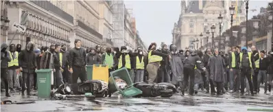  ??  ?? ‘Sarı Yelekliler’ adıyla örgütlenen­ler her cumartesi Paris’te akaryakıt vergilerin­e getirilen ek zamları protesto ediyor. (Fotoğraf:aa)