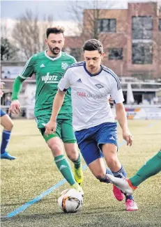  ?? RP-FOTO: RALPH MATZERATH ?? März 2017, die Gegenwart: Der „dunkle“Robin Hömig erzielt im Spiel gegen den VfR Krefeld-Fischeln (2:3) beide Baumberger Treffer.