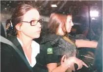  ?? SANDRO VOX ?? O conselheir­o do TCE José Gomes Graciosa chega à sede da Polícia Federal após ser preso. Já Adriana Ancelmo é levada para casa também pela PF