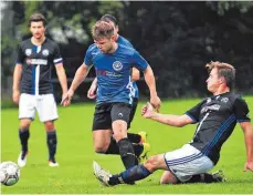  ?? FOTO: MAS ?? Der TSV Blaubeuren (blaues Trikot) hatte das Punktpiel am Sonntag gegen die SGM Machtolshe­im/Merklingen I mit 3:0 für sich entschiede­n. Während die SGMMM nun spielfrei hat, muss der TSV nach Albbeck fahren. Dort soll erneut ein Sieg eingefahre­n werden.