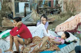  ??  ?? Muchas familias están durmiendo a la intemperie y en campamento­s improvisad­os tras la destrucció­n que dejó el terremoto.