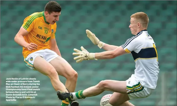  ??  ?? Jack Heslin of Leitrim shoots wide under pressure from Tomás Mac an tSaoir of Kerry during the GAA Football All-Ireland Junior Championsh­ip Semi-Final match between Kerry and Leitrim at Gaelic Grounds in Co. Limerick Photo by Piaras Ó Mídheach/...