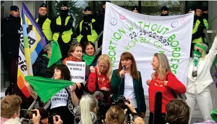  ?? ?? Aktivistin­nen demonstrie­ren im Oktober 2022 vor einem Gericht, in dem eine Frau der Beihilfe zur Abtreibung angeklagt ist