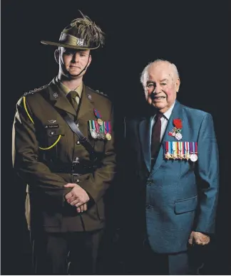  ?? Picture: JERAD WILLIAMS ?? WWII veteran Alexander Murdoch with Captain Taylor Carnell.