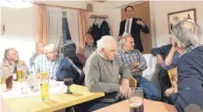  ?? FOTO: PRIVAT ?? Aufmerksam hörten die Ingoldinge­r sich an, was Thomas Döflinger (im Hintergrun­d in der Mitte) über die Koalition mit den Grünen zu berichten hatte.