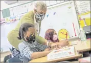  ?? SANTIAGO MEJIA — SAN FRANCISCO CHRONICLE ?? Joy Harrison instructs her second graders as California Gov. Gavin Newsom visits the classroom at Carl B. Munck Elementary School on Wednesday in Oakland.