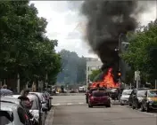  ?? (Photopqr/Le Bien pubic/V. Lindeneher) ?? Des éléments incontrôlé­s ont semé la terreur dans le quartier des Grésilles à Dijon en incendiant de nombreuses voitures.