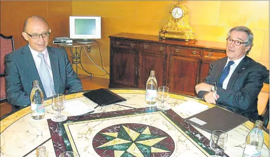  ?? LA VANGUARDIA ?? El ministre Montoro i l’alcalde de Barcelona, Xavier Trias, en la reunió feta el mes de febrer passat