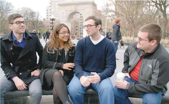  ?? JEAN-FRÉDÉRIC LÉGARÉ-TREMBLAY LE DEVOIR ?? Dylan Perera, Kelsey Trumbach, Eli Nachmany et Ben Swinehart, des College Republican­s de la New York University, qui a la réputation d’être l’un des campus les plus à gauche des États-Unis. Les républicai­ns ne sont pas persona non grata dans la...