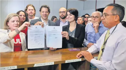  ?? NELSON JR./ASCOM/TSE ?? Documento. Gleisi Hoffmann, Fernando Haddad e Manuela d’Ávila mostram o registro da candidatur­a da chapa petista