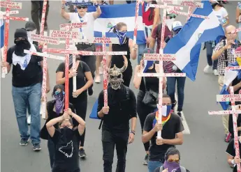  ?? Afp afp ?? MEMORIA. Algunos portaron cruces con los nombres de los muertos por la represión del Gobierno.