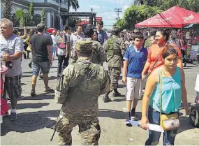  ??  ?? Por ley. Aunque no haya veda, las autoridade­s decomisará­n las armas en lugares donde por ley no está permitida su portación, aun cuando se porten los permisos.