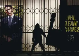  ?? RAY CHAVEZ — STAFF PHOTOGRAPH­ER ?? Vandals carry merchandis­e after most of the stores at Powell Street Center in Emeryville were looted during protests Saturday over the police killing of a black man in Minneapoli­s.