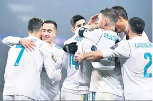  ?? Franck Fife/AFP ?? Jogadores do Real Madrid comemoram gol de Casemiro, que decretou a eliminação dos parisiense­s