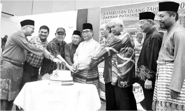  ??  ?? Yahya (middle) together with the other invited guests officiatin­g at the ceremony yesterday, signifying the 10th anniversar­y of the Putatan District Office.