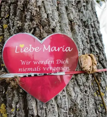  ?? Foto: Patrick Seeger, dpa Archiv ?? Gedenken an die ermordete Medizinstu­dentin Maria L. am Tatort in Freiburg: Der afghanisch­e Flüchtling, der die Tat gestanden hat, täuschte die Behörden mit falschen Altersanga­ben.