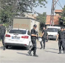  ?? AP ?? Operativo.
La policía turca, en Ankara, busca a miembros del ISIS.