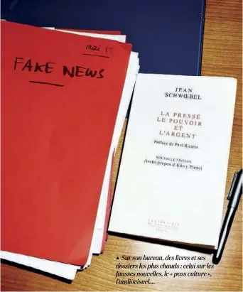  ??  ?? Sur son bureau, des livres et ses dossiers les plus chauds : celui sur les fausses nouvelles, le « pass culture », l’audiovisue­l….