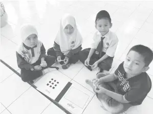  ??  ?? EMPAT murid tahun 2 bersedia menerima proses pembelajar­an dalam Program Serlah Minda.