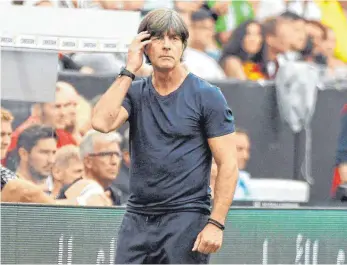  ?? FOTO: IMAGO ?? Nachdenkli­ch: Bundestrai­ner Joachim Löw während des 2:1 gegen Saudi-Arabien.