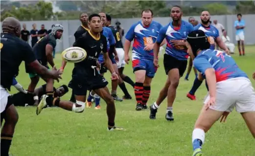  ?? Jones Photograph­y Photo: Andy ?? Ruwahl Jansen of Tigers offloading a perfect pass to one of his team mates against Kowie United on Saturday.