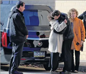  ?? AP PHOTO ?? Mourners embrace after the hearse carrying the casket of Jerry Rabinowitz, one of 11 people killed while worshippin­g at the Tree of Life Synagogue last Saturday, arrives outside the Jewish Community Center in Pittsburgh, Tuesday.
