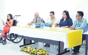  ??  ?? MESA. La alumna Dania Paz sirvió como maestra de ceremonia de los actos que fueron presididos además por Julio Escoto, Isbella Orellana, Lisseth García y óscar Romero.