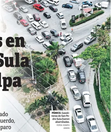  ?? FOTOS: YOSEPH AMAYA ?? PÁNICO. Gasolinera­s de San Pedro Sula fueron abarrotada­s.