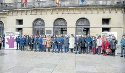  ?? Fotos: Iñaki Porto ?? Representa­ntes del Parlamento de Navarra, durante la concentrac­ión de ayer.