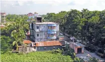  ?? - AFP ?? SITE OF ENCOUNTER: A building that was stormed by Bangladesh security personnel during an operation on a militant hideout is seen in Narayangan­j, some 25km south of Dhaka on Saturday.