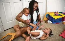  ?? Juan Figueroa / Staff photograph­er ?? TuWana Morrissett­e plays with twins Jessiah, left, and Jariya. Morrisseet­te uses Peanut, an app that connects moms and moms to be.